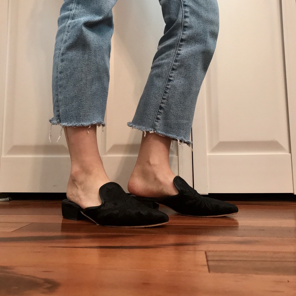 Pointed toe flat mules